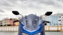 Genuine Yamaha High Screen NMAX 125 2021 Onwards 7 Genuine Yamaha High Screen NMAX 125 2021 Onwards -Motorcycle Equipment Store 2021 Yamaha G125YM EU Phantom Blue Accessorized detail 004 03 44983.1634135755