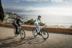 Yamaha CrossCore RC Hybrid E-Bike -Motorcycle Equipment Store 2022 Yamaha CROSSCORE RC EU Shiver White Accessorized action 003 03 50773.1699614040