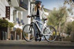 Yamaha CrossCore RC Hybrid E-Bike -Motorcycle Equipment Store 2022 Yamaha CROSSCORE RC EU Shiver White Accessorized static 001 03 77206.1699614051