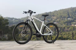 Yamaha CrossCore RC Hybrid E-Bike -Motorcycle Equipment Store 2022 Yamaha CROSSCORE RC EU Shiver White Accessorized static 004 03 99531.1699614057