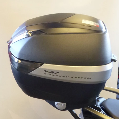 Givi V47NNT TECH Monokey Motorcycle Luggage Top Box/Case 47L With Carbon Pattern Insert And Smoked Reflectors 4 Givi V47NNT TECH Monokey Motorcycle Luggage Top Box/Case 47L With Carbon Pattern Insert And Smoked Reflectors - Image 2