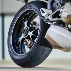Pirelli Diablo Rosso IV Corsa Sports Motorcycle Tyre -Motorcycle Equipment Store diablo rosso iv corsa ambience 9 73243.1680365559