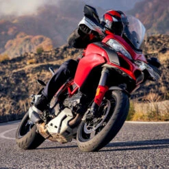 Pirelli Diablo Rosso IV Sports Motorcycle Tyre -Motorcycle Equipment Store pirelli diablo rosso iv in action 2 19978.1616254398